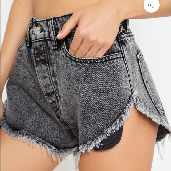 REVICE Side Chick / Crue Wash Jean shorts - Picture 2 of 6